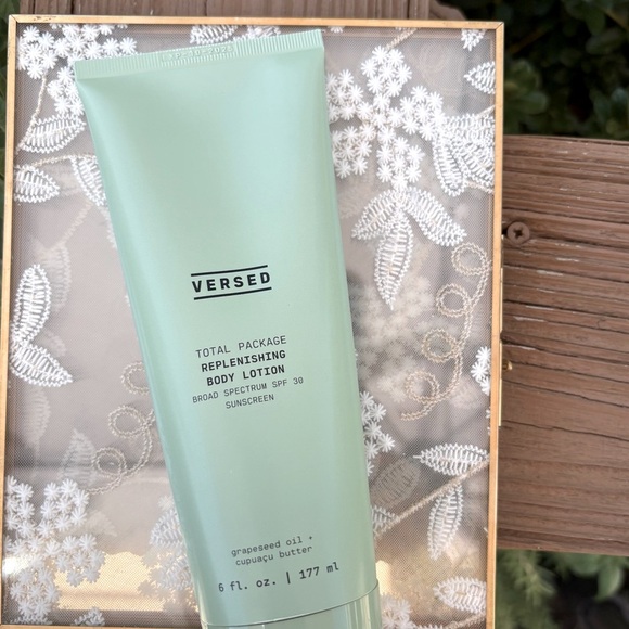 Versed Total Package Replenishing Body Lotion SPF 30 | 6 fl. oz | NWT - Picture 2 of 5